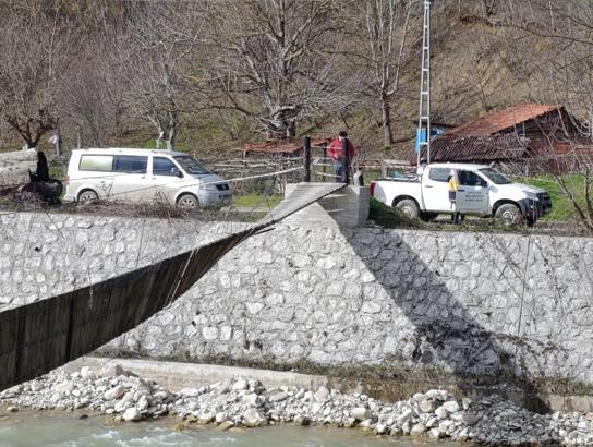 Üzerinde bulundukları asma köprü, kuvvetli rüzgar nedeniyle ters döndü: 2 yaralı