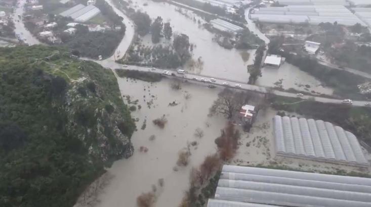 Sağanak sonrası mahsur kalan 2 kişi ekipler tarafından kurtarıldı / Ek fotoğraflar