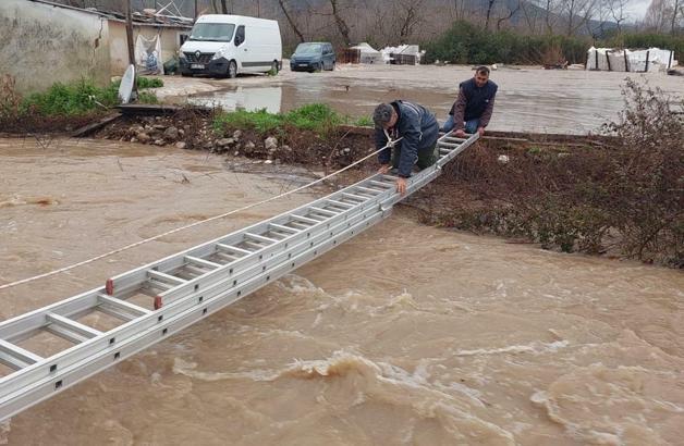 Sağanak sonrası mahsur kalan 2 kişi ekipler tarafından kurtarıldı
