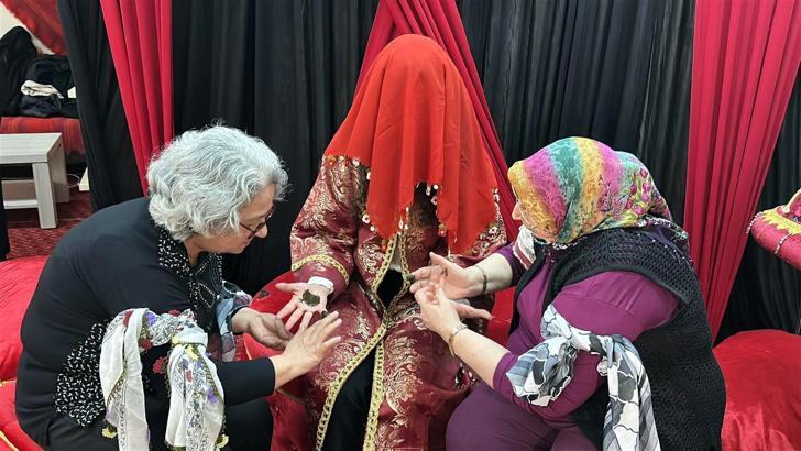 Bakanlık kredisiyle evlenecek çiftler huzurevi sakinleriyle buluştu, kına gecesi düzenlendi