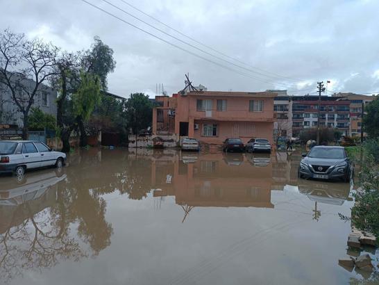 İzmir'de sağanak; yollar su doldu, esnaf mağdur oldu (2)