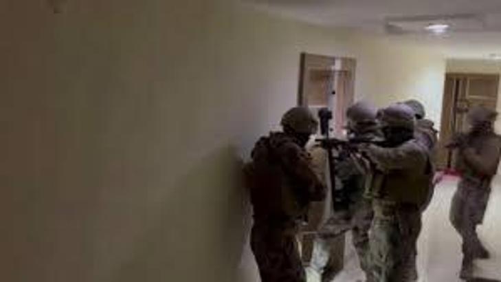 Kendilerini polis ve savcı olarak tanıtıp 87 milyon lira dolandıran 22 şüpheli tutuklandı