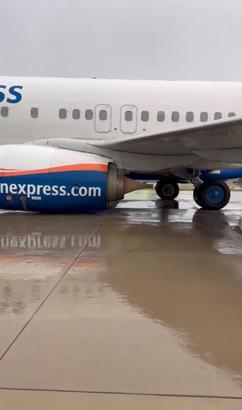 Kalkışa hazırlanan uçağın iniş takımları kırıldı