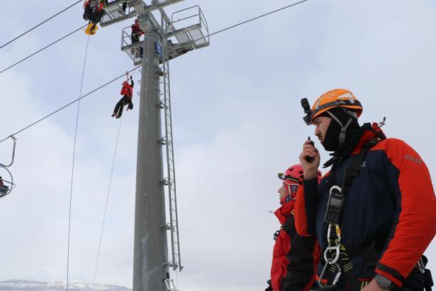 Van’da 150 kişilik ekiple gerçeği aratmayan 'çığ tatbikatı'