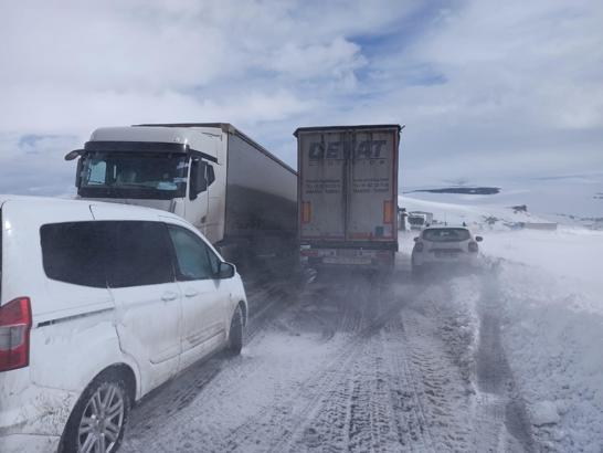 Ilgar Dağı tipi nedeniyle ulaşıma kapandı, 200 araçlık konvoy oluştu