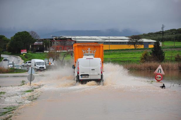 Manisa'da çay taştı; 20 mahalleyi şehir merkezine bağlayan köprü, su altında kaldı