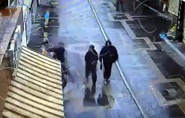 'Birini bıçaklamam lazım' diyerek evden çıkıp 16 yaşındaki kız çocuğunu bıçaklamıştı; o anların görüntüleri ortaya çıktı