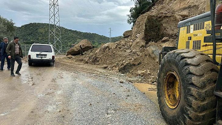 Dağdan kopan kayalar, kara yolunu kapadı
