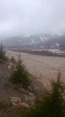 Adana’da sağanak; dereler taştı, mescit sular altında kaldı