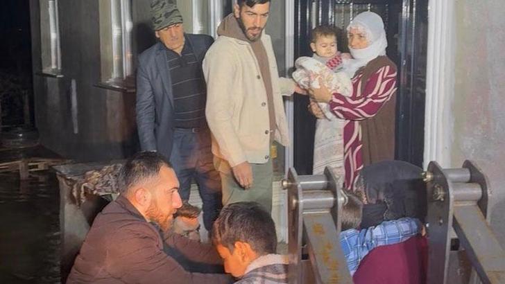 Manisa’da selde mahsur kalan 11 kişilik aile kurtarıldı