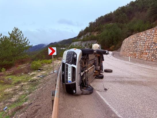 Otomobil ile hafif ticari araç çarpıştı; 2 yaralı