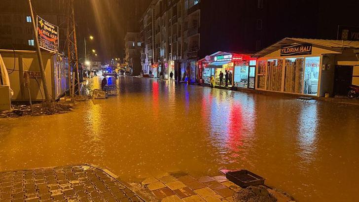 Malatya'da sağanak; iş yerlerini su bastı, taziye çadırı uçtu