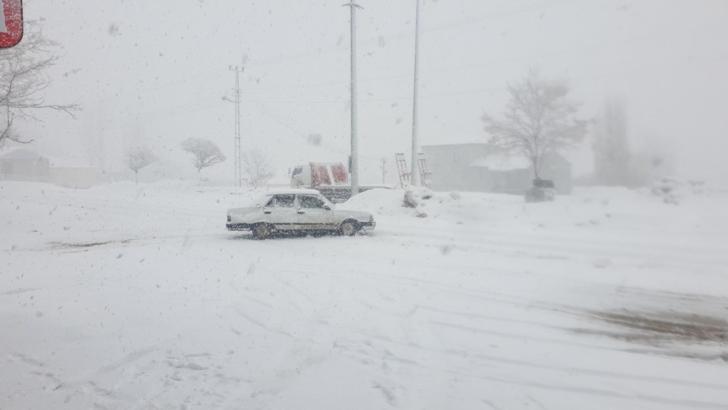 Van’da kardan 43 yerleşim yeri ulaşıma kapandı