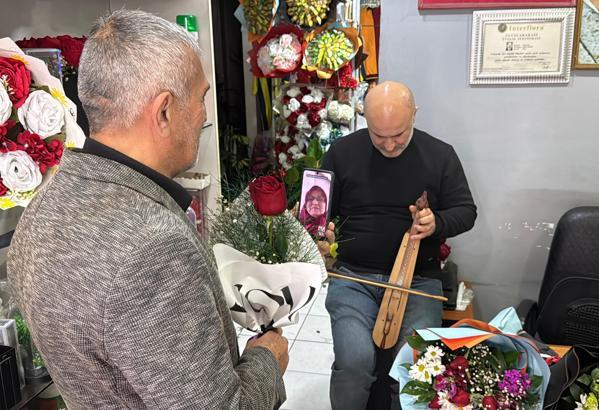 Ordulu çiçekçi, 14 Şubat’ta 65 yaş üstüne hem ücretsiz gül veriyor hem kemençe çalıyor