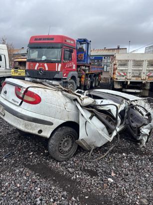 Direğe ve ağaçlara çarpan otomobilin sürücüsü öldü