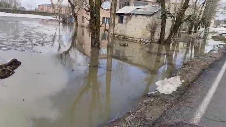 Muş’ta sağanak nedeniyle ev ve ahırları su bastı