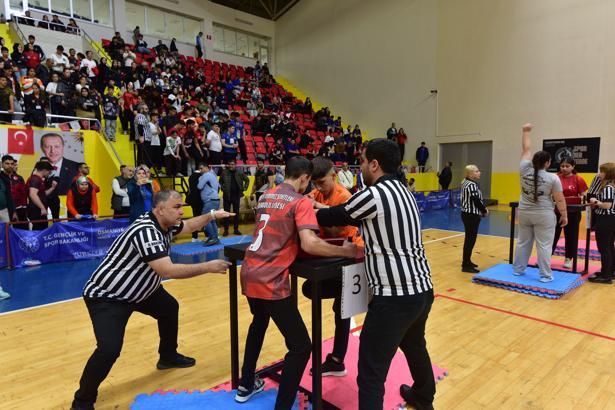 Okul sporları bilek güreşi müsabakaları Osmaniye’de başladı