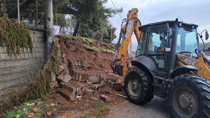 Gaziantep’te sağanak nedeniyle mezarlığın istinat duvarı çöktü