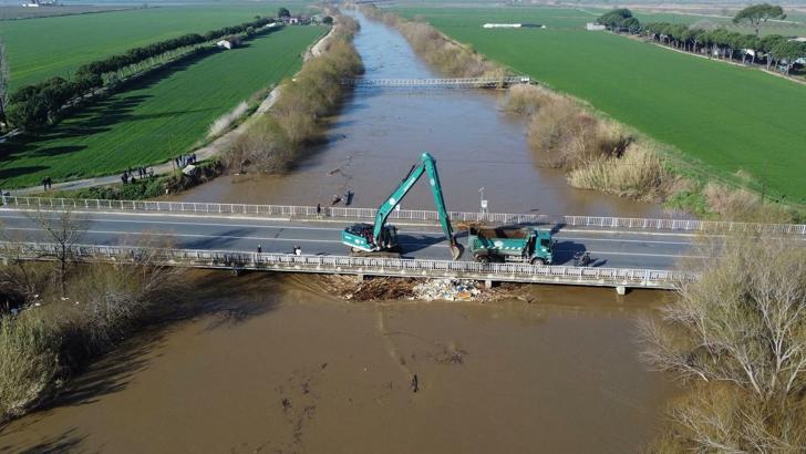Büyük Menderes Nehri yine taştı, tarım arazileri su altında kaldı