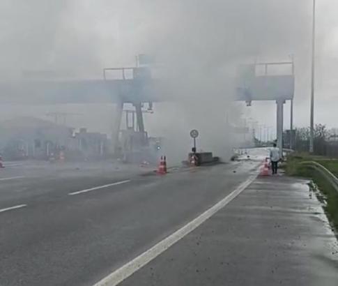 Otoyolda gişelere çarpıp alev alan otomobilin sürücüsü öldü