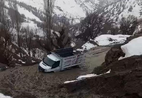 Bitlis’te heyelan nedeniyle 4 köy yolu ulaşıma kapandı
