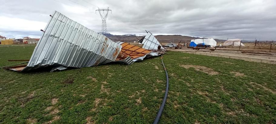 Develi’de kuvvetli rüzgar, ahırın çatısını uçurdu