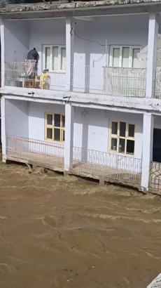 Çayın seviyesi yükseldi; su kıyıdaki evlerin giriş kat balkonlarına ulaştı