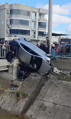 Kaza yapan otomobil köprüde asılı kaldı