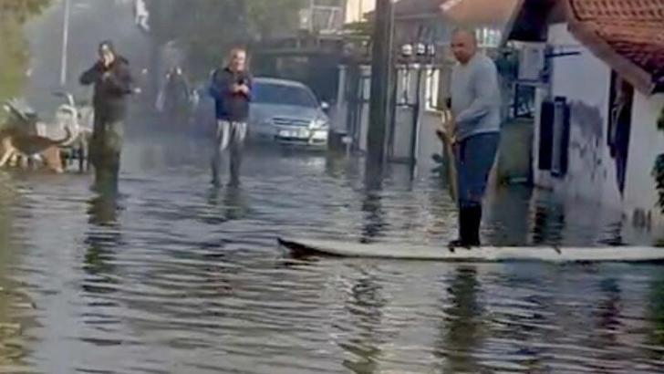 Muğla'da göle dönen yolda kano ile ilerledi
