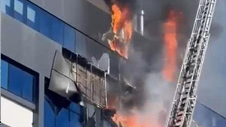 Kocaeli'de 7 katlı iş merkezinde yangın