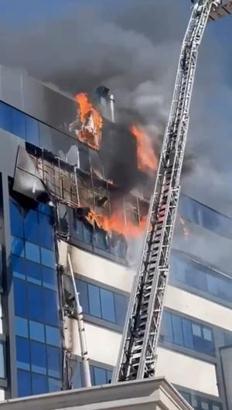 Kocaeli'de 7 katlı iş merkezinde yangın