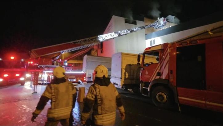 İstanbul - Sultangazi'de 2 katlı mobilya mağazasında yangın