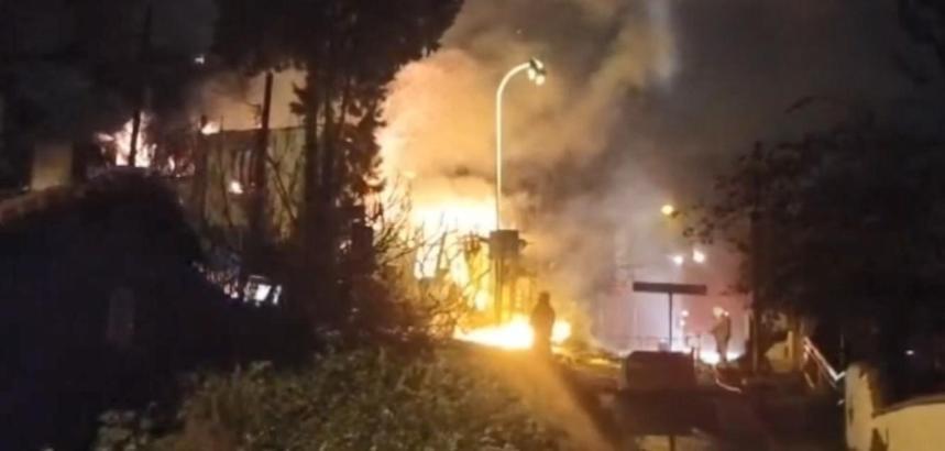 İstanbul - Üsküdar'da 2 katlı metruk bina alev alev yandı