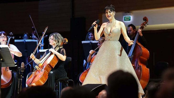 Şevval Sam hem söyledi hem yönetti