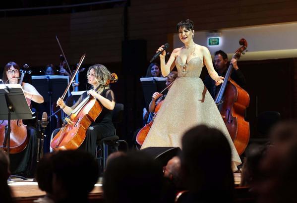 Şevval Sam hem söyledi hem yönetti