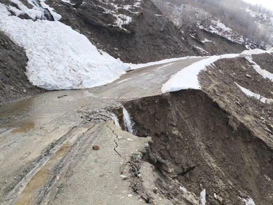 Bingöl’de heyelan nedeniyle kapanan köy yollarında çalışmalar sürüyor
