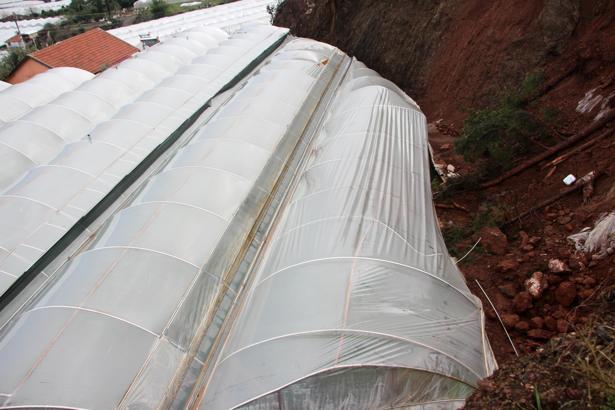 Sel ve hortumun ardından Kumluca'da heyelanla mücadele