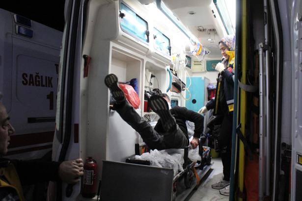 Bıçaklı kavgada yaralandı, hastanede sedyeden atlayıp basın mensuplarına saldırdı