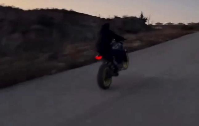 Motosikleti ile akrobatik hareketler yapan sürücüye ceza