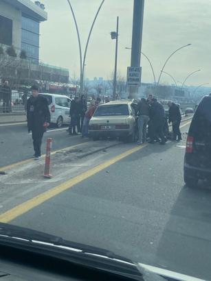 Ankara'da direğe çarpan otomobilin sürücüsü yaralandı