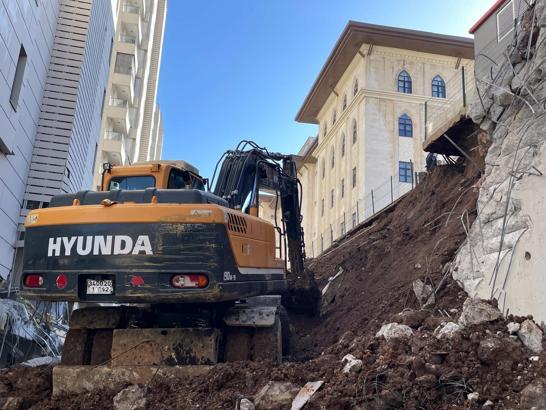 Şanlıurfa’da istinat duvarı çöktü; 4 daire hasar gördü