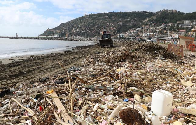 Alanya'da sağanağın ardından sahil atıkla doldu