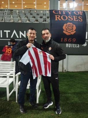 Arda Turan ve oyuncular imzaladı, küçük taraftar sevindi