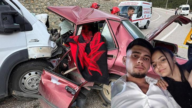 Minibüsle çarpışan otomobilin sürücüsü ve eşi öldü