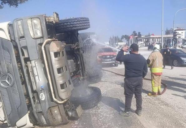 Devrilen kamyonun sürücüsü yaralandı