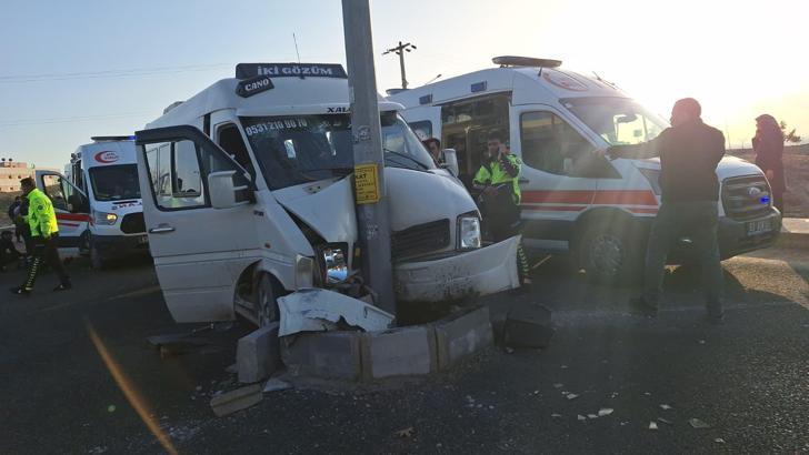 Şanlıurfa’da tarım işçilerini taşıyan minibüs direğe çarptı: 15 yaralı