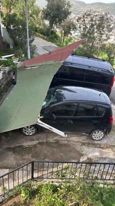 Bodrum’da fırtına etkili oldu ağaçlar devrildi, tekne karaya oturdu (2)