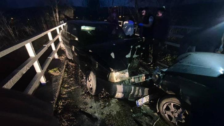 Bursa'da iki otomobil kafa kafaya çarpıştı: 3 yaralı