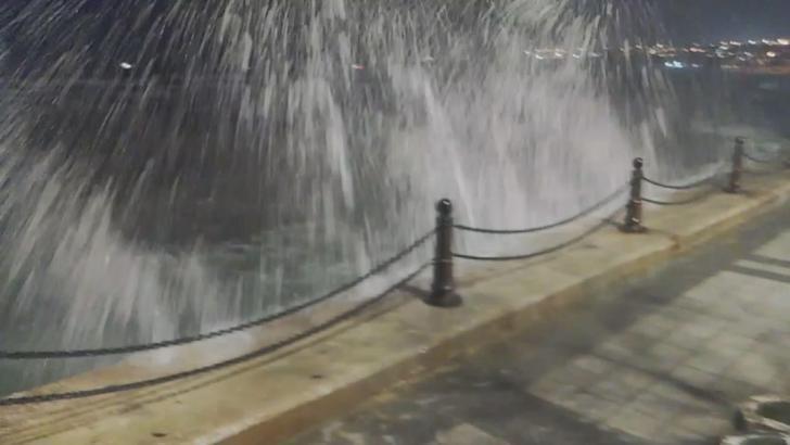 İstanbul - İstanbul'da fırtına nedeniyle bazı binaların çatısı uçtu, denizde dev dalgalar oluştu