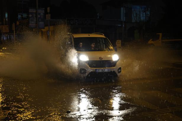 İzmir’de sağanak; cadde ve sokaklar göle döndü